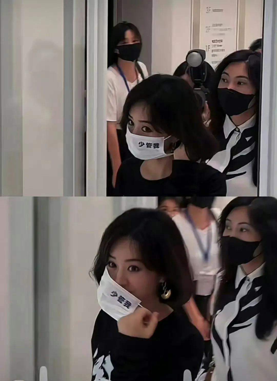 赵丽颖参加电影《浴火之路》活动，戴着口罩，上面写着少管我，这是咋的了？#视后赵丽