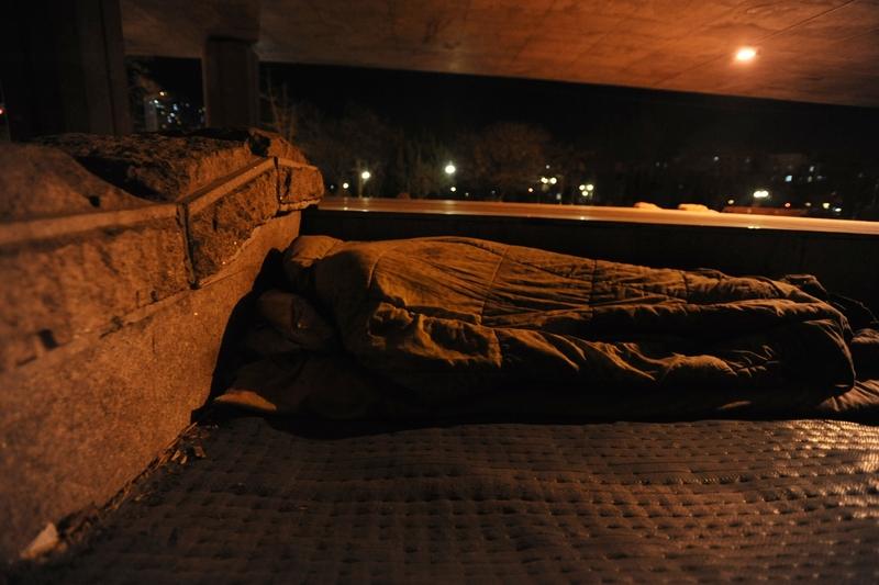 美国这暴雪可真是冷酷无情。连日来冬季风暴席卷多地，大范围降雪和低温，截至当地时间