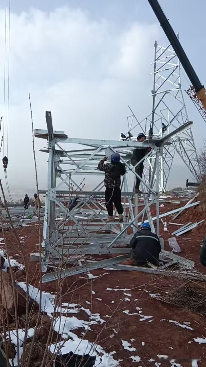 天寒地冻之际，特高压铁塔上的焊花正照亮4万亿赛道！
这些从事高空作业的基建人，不