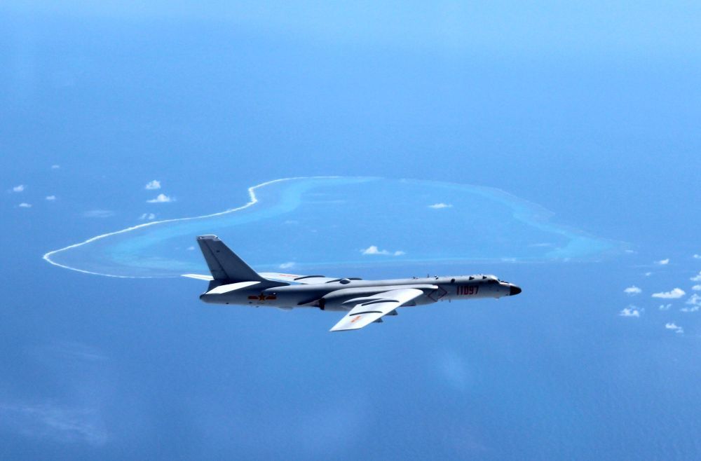 2016年，中国空军轰-6K飞机在黄岩岛等岛礁附近空域常态化战斗巡航。新华社发（