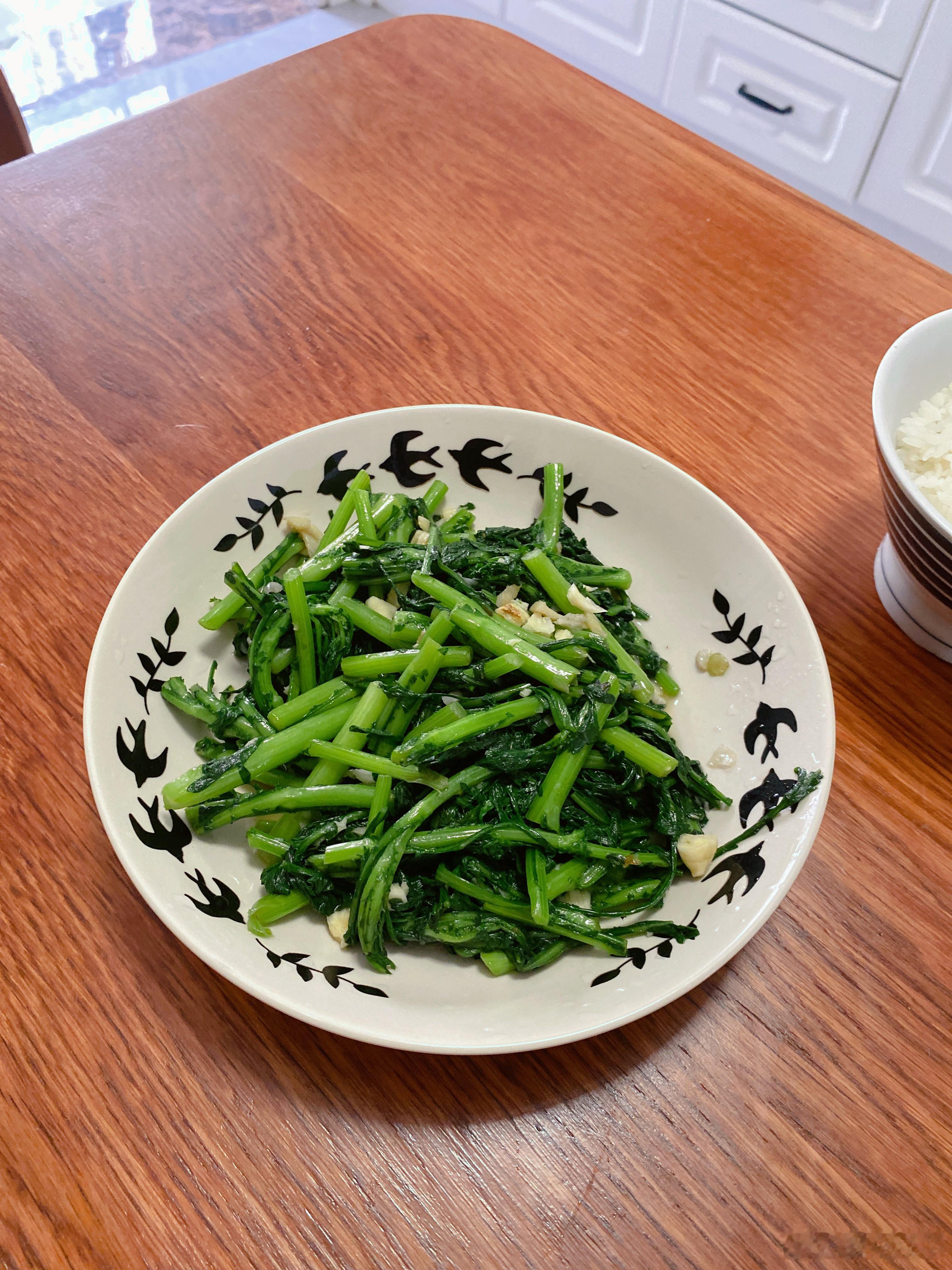 酸菜炖肉、蒜蓉茼蒿、牛杂煲周末时间宽裕，细嚼慢咽慢慢吃今日午餐好好吃饭简简单单又