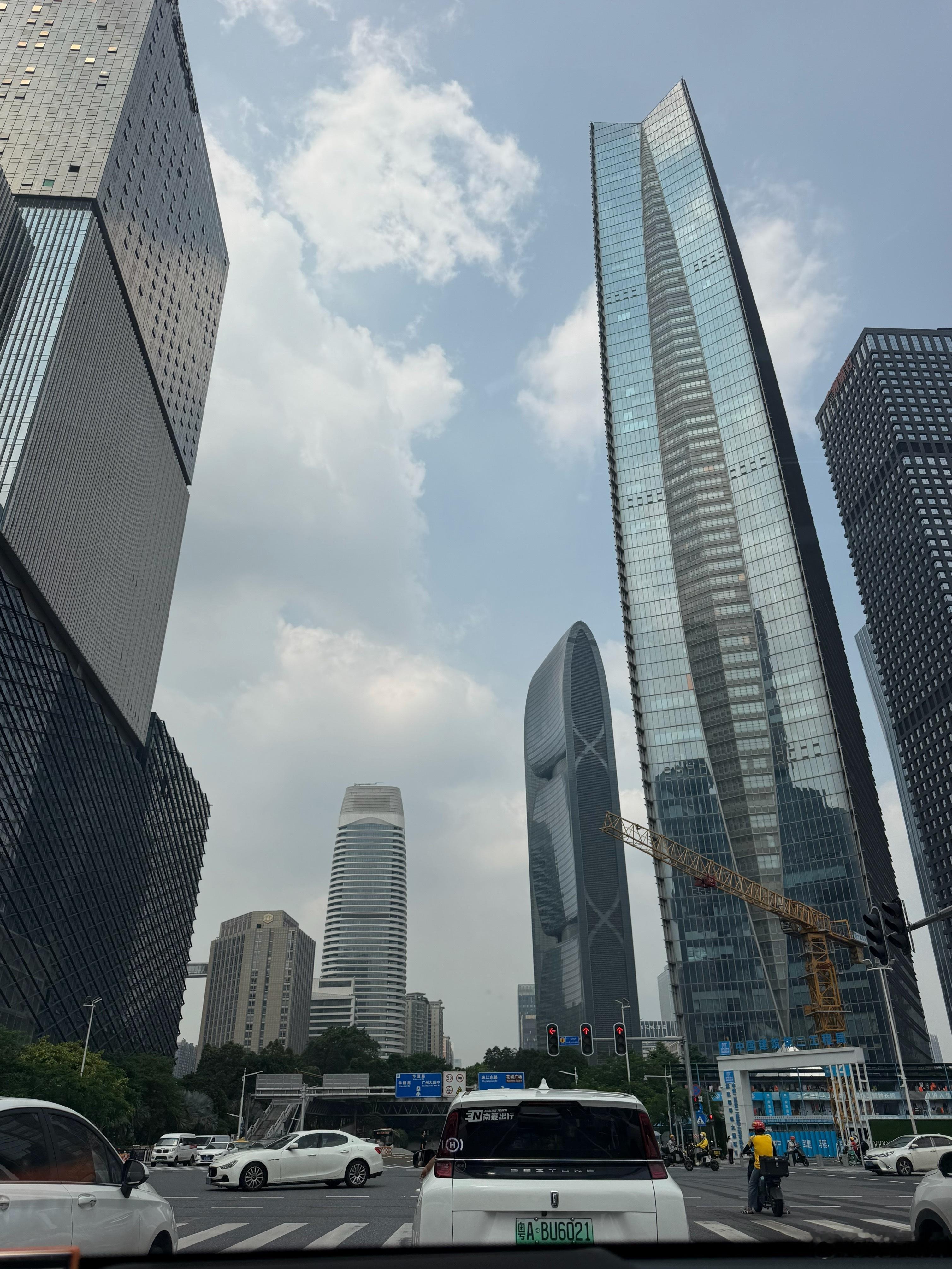 来省城了，一来就迷路系列，在广州开车就没有完全走对过。[笑cry]  ​​​