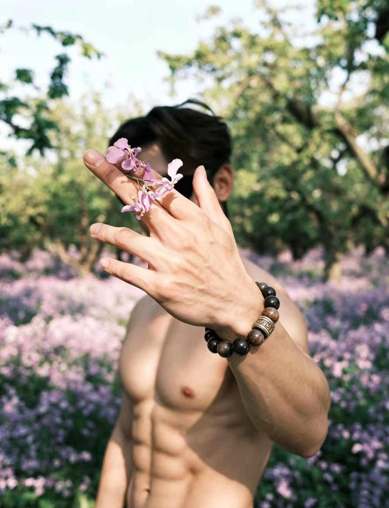 抓住这片花海吧！🌸
人生无限club 宽肩窄腰 薄肌 腹肌