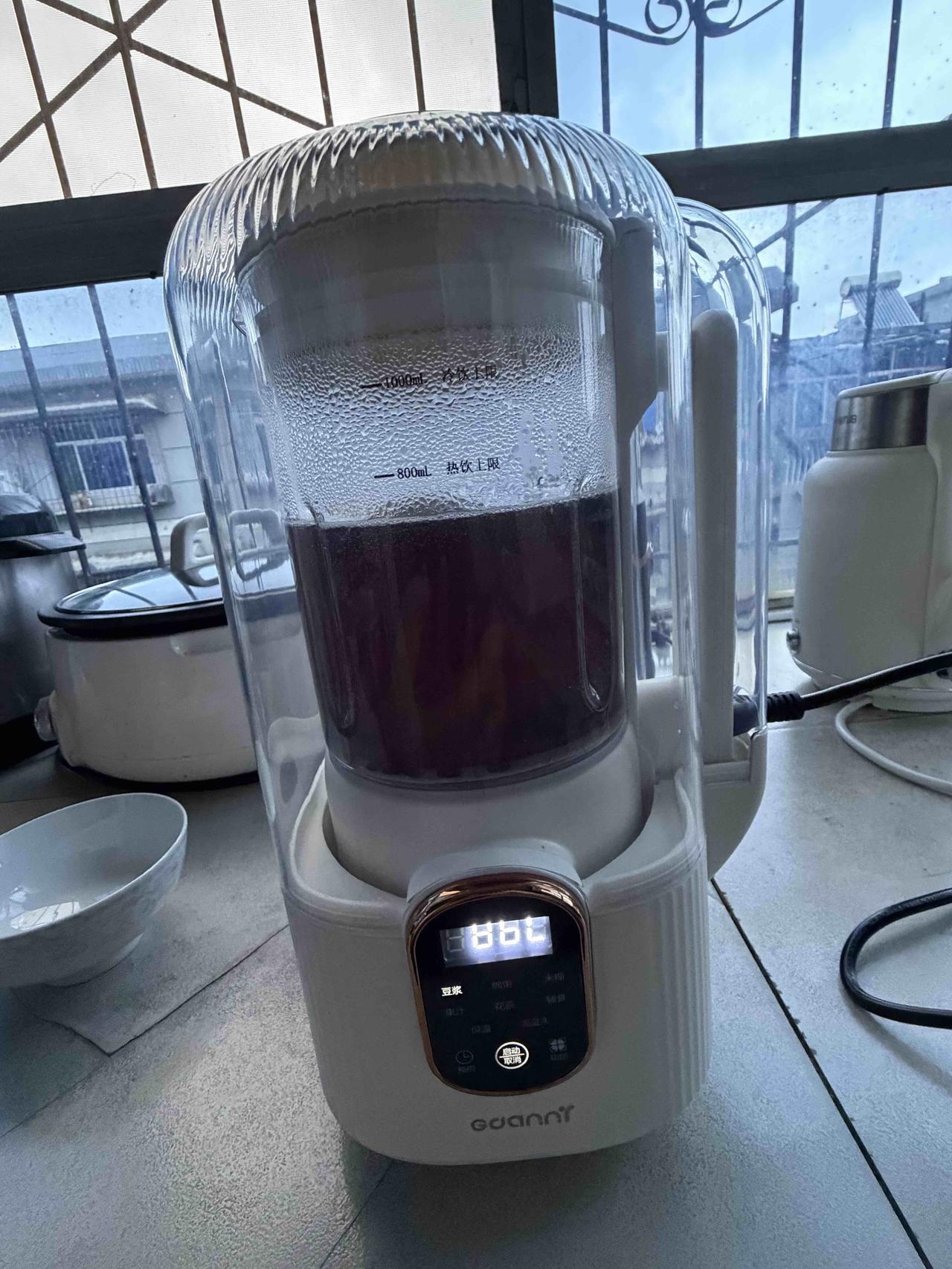 今天晚上，我喝黑豆黑米浆
下午，我就把黑豆和黑米泡上了。
其实，破壁机是可以打干