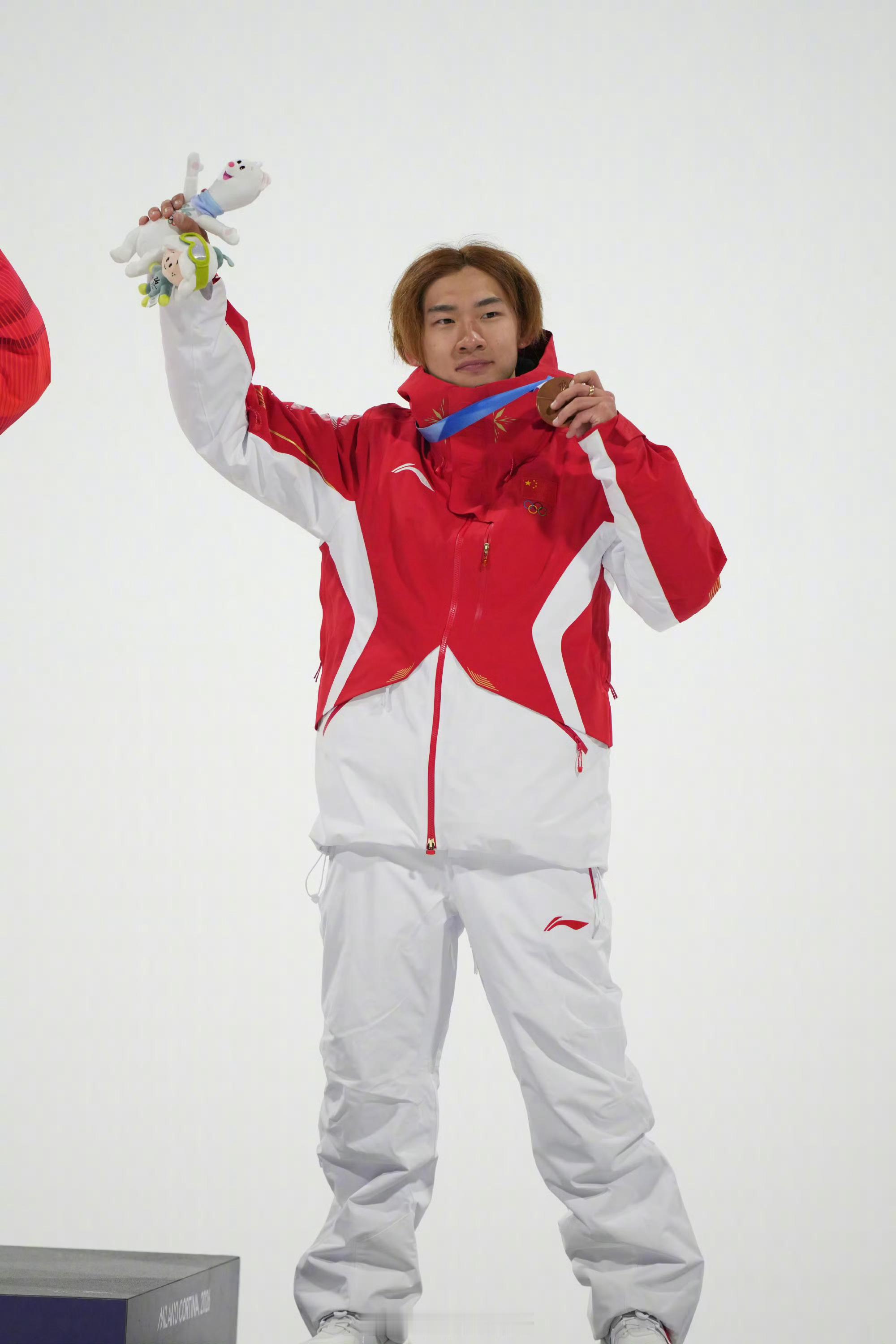 祝贺！苏翊鸣挂上奖牌 米兰冬奥会单板滑雪男子大跳台决赛，夺得铜牌。恭喜苏翊鸣！ 