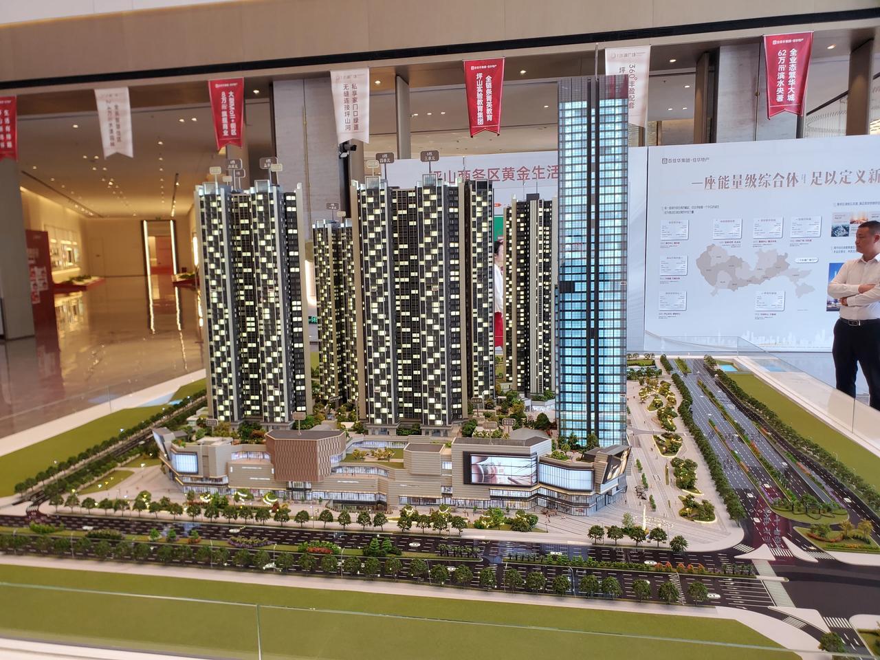 #深圳房子哪里最值得买#
这个问题有些复杂，首先给大家明确几点:
1.靠炒房赚钱