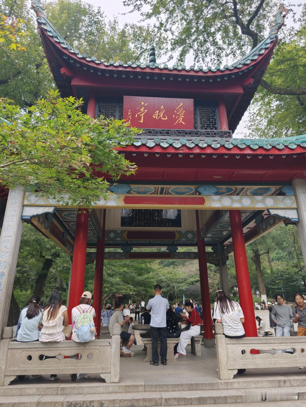 长沙岳麓山爱晚亭的枫叶可不只是好看，背后还有小故事呵！

相传当年杜牧游历岳麓山