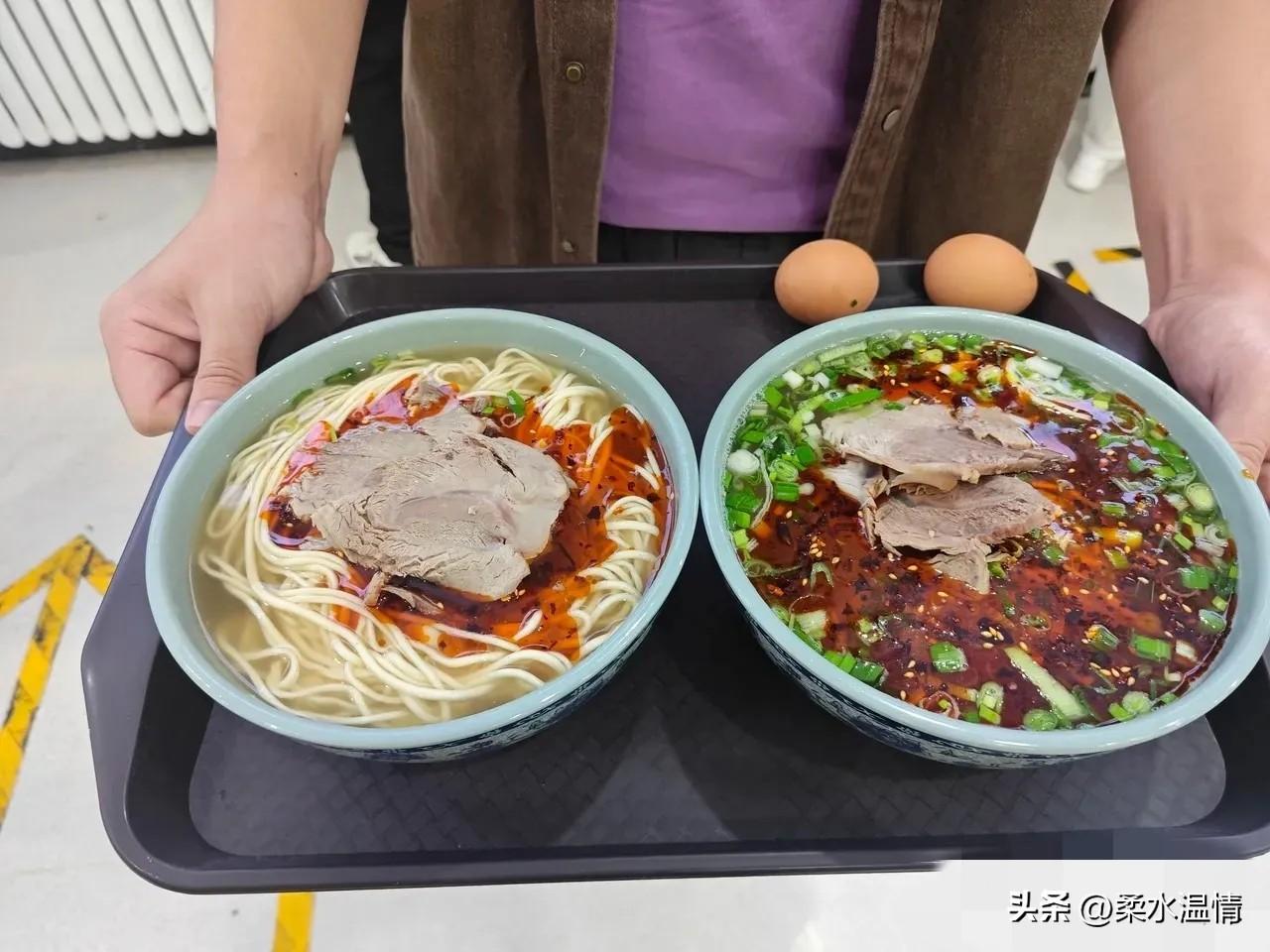 兰州大学简直夯爆了，开学第一天，他们竟然为所有报到新生和家长送上了一碗免费的正宗