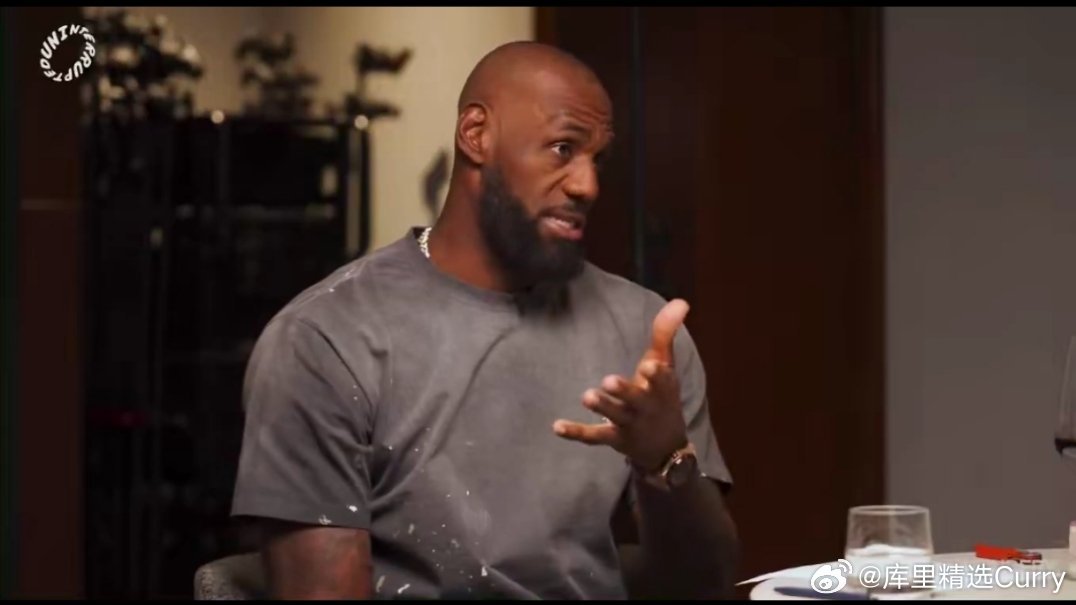 勒布朗詹姆斯在播客中谈到如今判罚尺度，并表达裁判不满，甚至求着裁判都不吹。谈及判