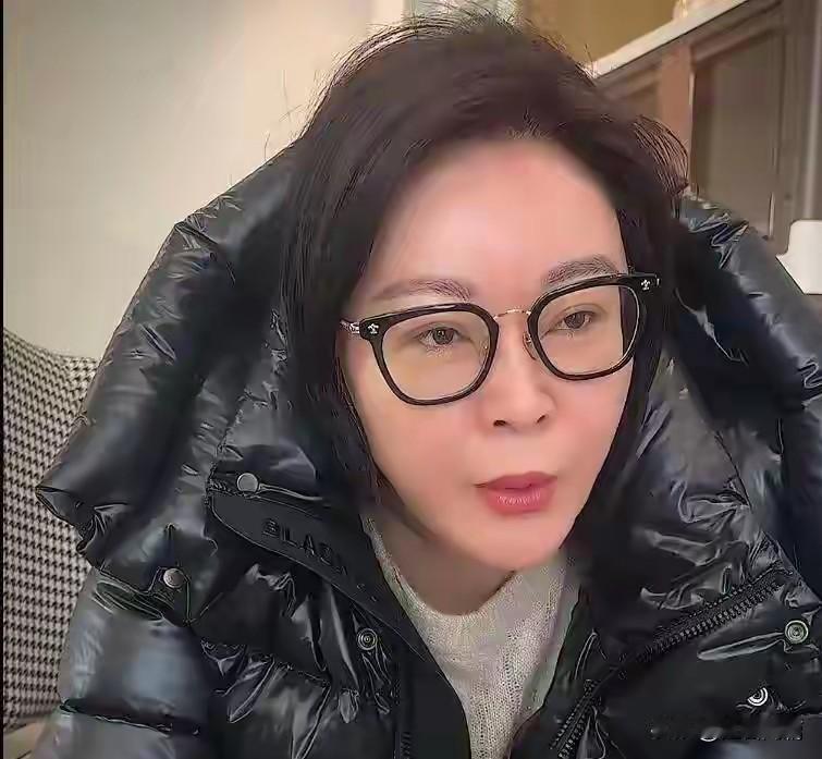 前央视主持人王小骞真的是离开央视的主持人当中做直播带货非常成功的一个。

其他的