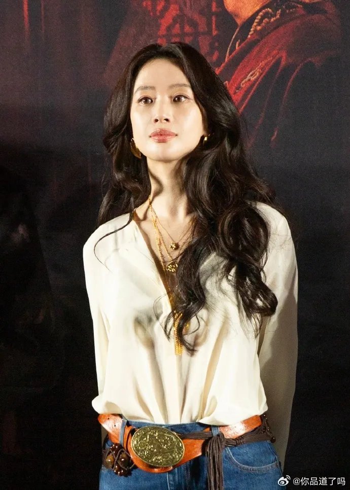 李梦在宣传新片的时候搭配的很简洁，看上去年轻又迷人，真的好美。李梦上身穿宽松的衬