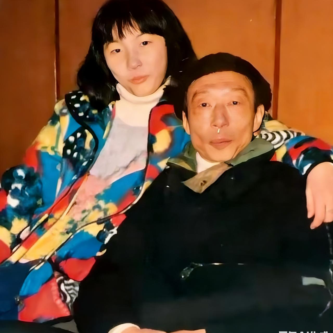 80年代，庞莱臣之孙庞增和，一张罕见的留影，照片中的他坐在沙发上，眉宇间和爷爷庞