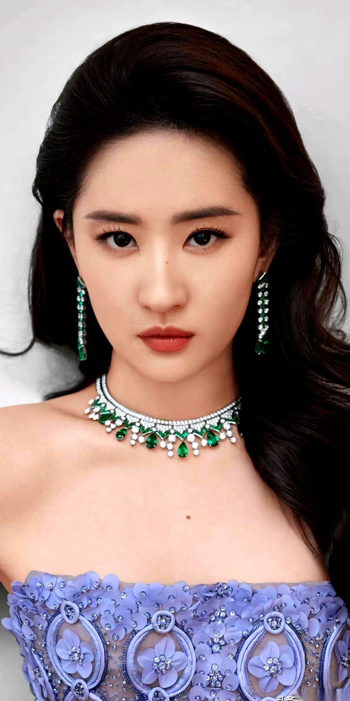 有人找我要签名。
说得特严重，千求万请，不容拒绝，说我这俩字儿，是给一本新书的“