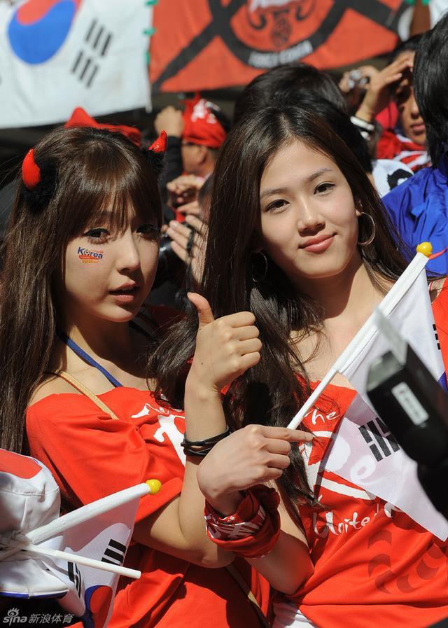 可怜的韩国球迷！自韩国队0：1负于南非后，韩国球迷开始不淡定了！心也随之悬了起来