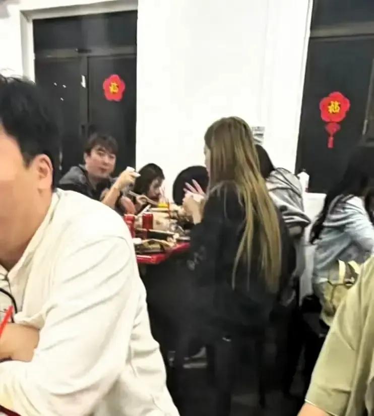 王思聪牵着懒懒挤进新加坡国家体育场看BLACKPINK。
乌节路先嗦海南鸡饭，两