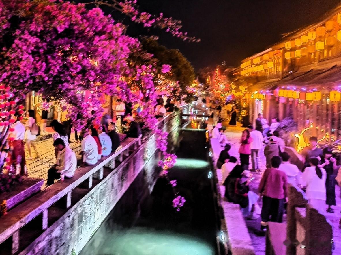 非周末，不礼拜，但丽江古城的酒吧街仍人气爆棚，流行音乐的轰鸣声伴随着鼎沸的人声，
