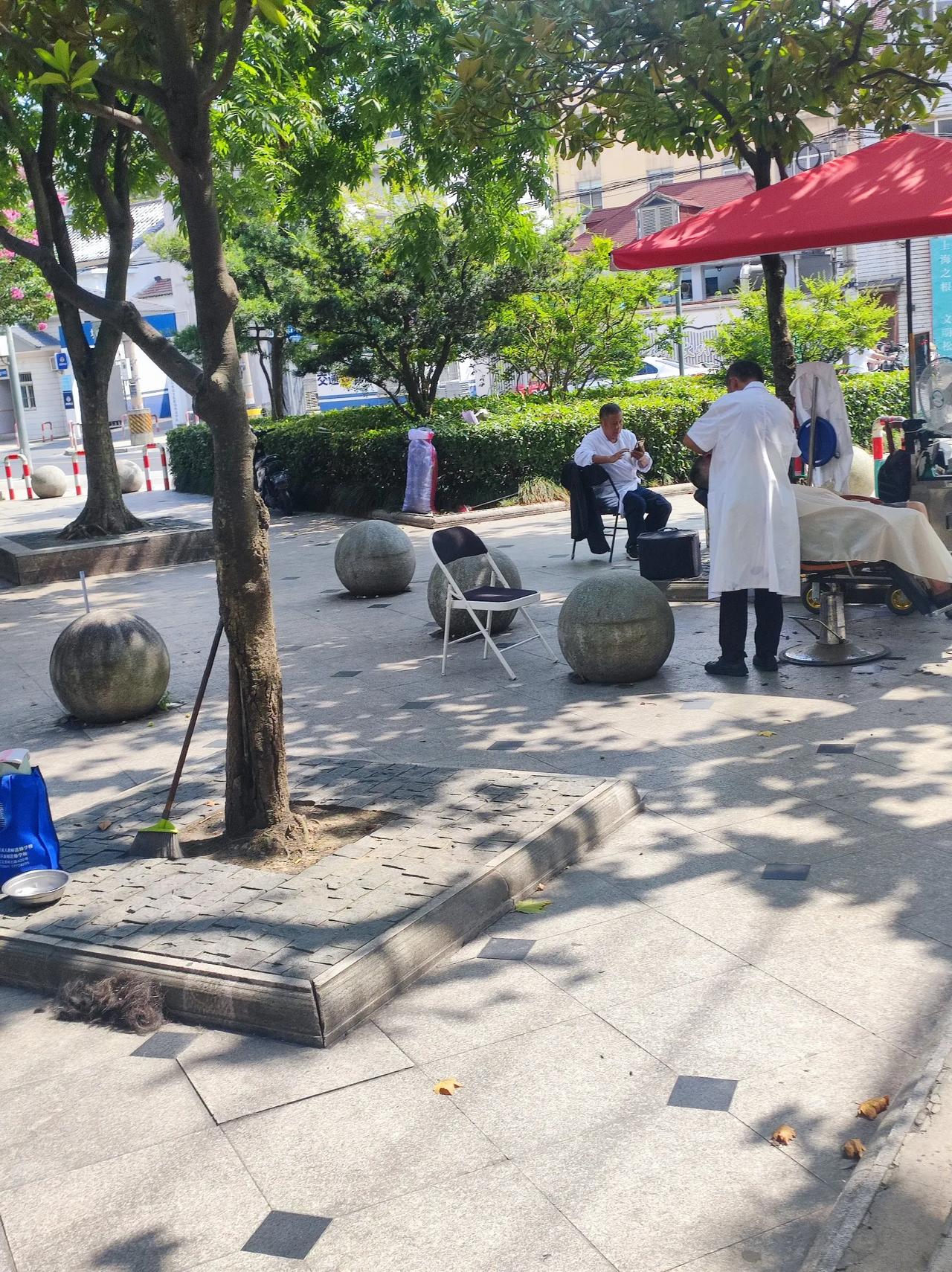 消费降级，便宜更是硬道理，街头摆摊，修面加理发10元，便宜得煞根了。