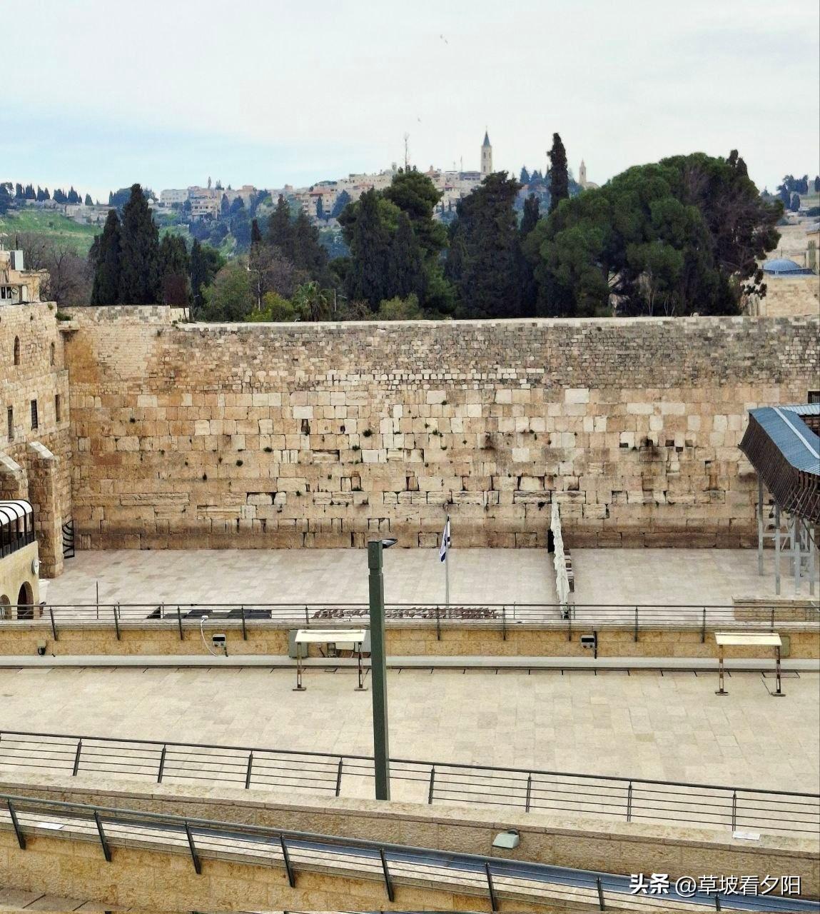 距离犹太教重要节日逾越节仅剩数日，耶路撒冷西墙广场却不见往日祈祷人群，只剩空旷石