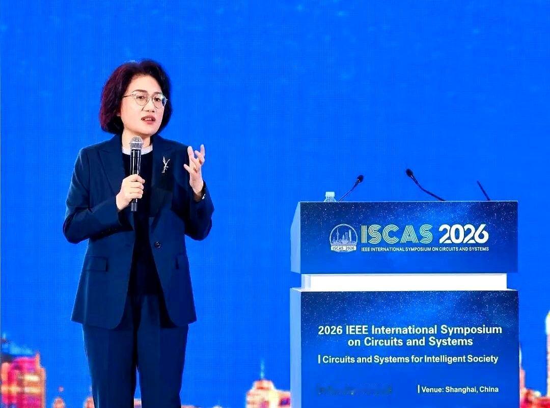 芯片圈这回真不是只会盯着“几纳米”了，中国直接抛出了一套新说法：韬（τ）定律。