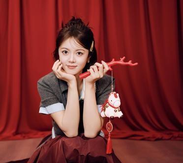 除夕夜的微博战场，硝烟弥漫。
明星们火力全开，但赵今麦只用一个电子烟花表情，就完