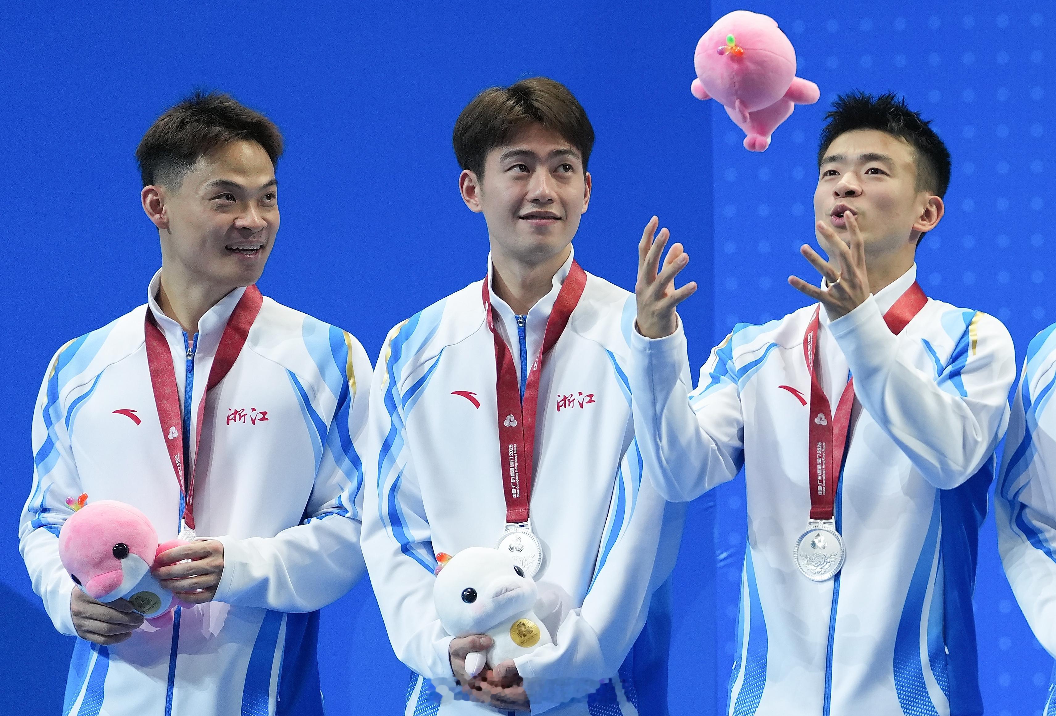 补一张昨晚颁奖思维抛起乐融融的瞬间~