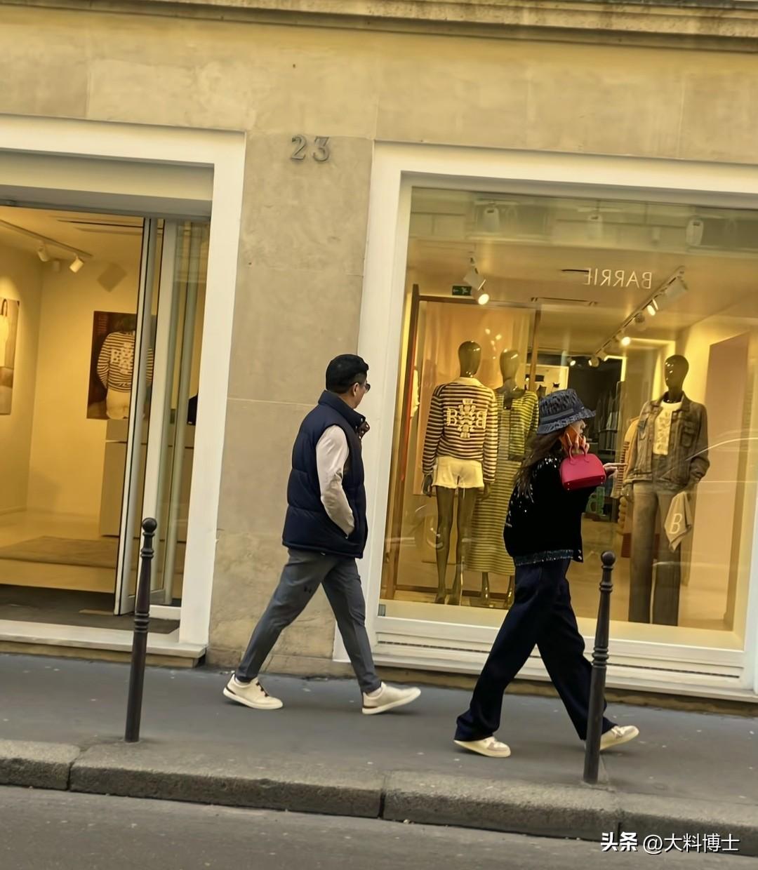 刘强东夫妇巴黎街头被偶遇，东哥跟在章泽天身后，像个小“跟班”

章泽天像个大女主