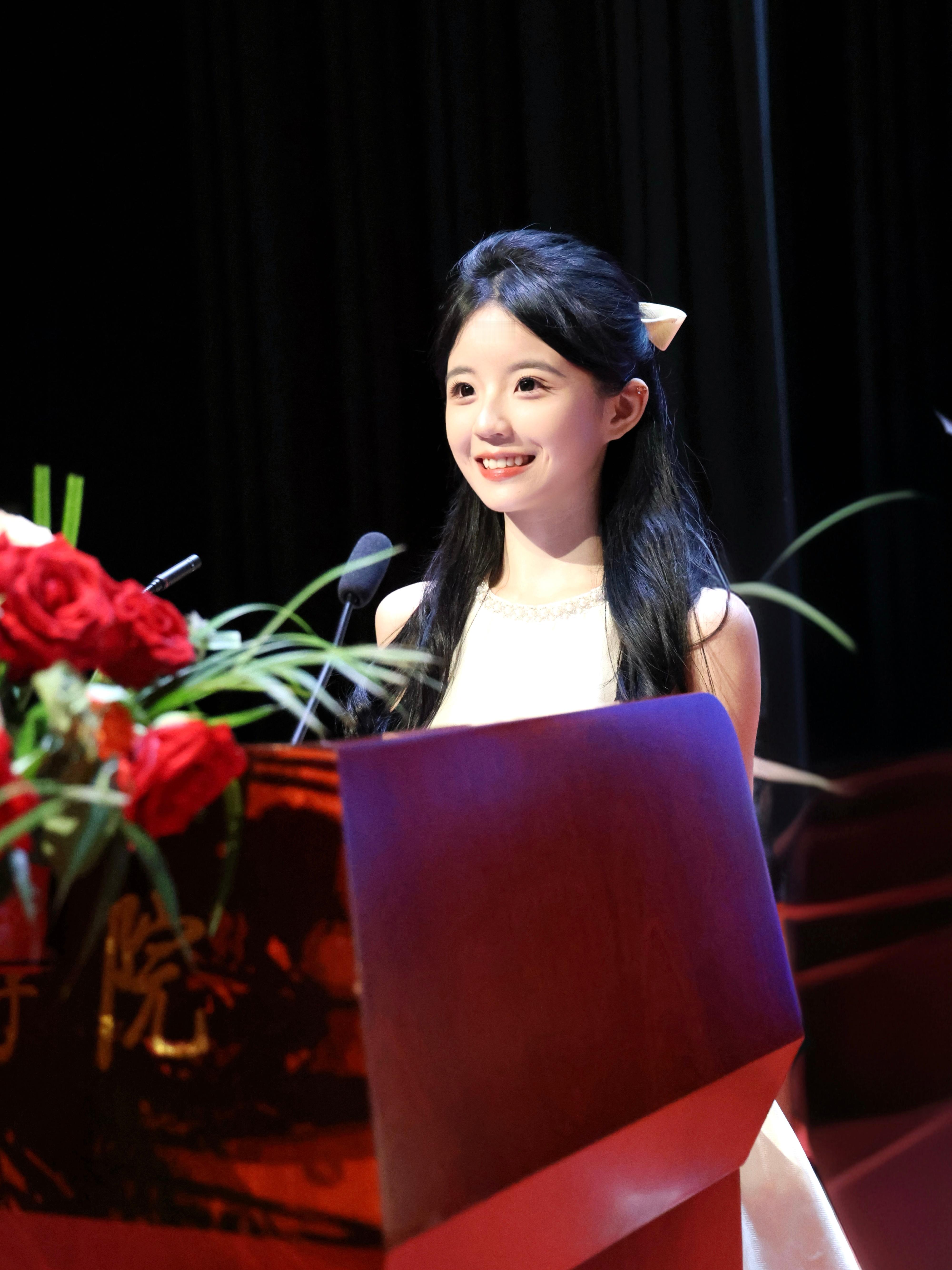 人生新身份—优秀校友🪄很荣幸被邀请回学校作为优秀校友在今年的毕业典礼演讲啦 接
