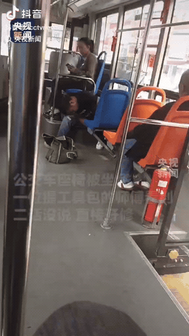 贵州贵阳，一男子乘坐公交车，没想到他刚坐下就发现自己前面的座椅坏了， 然后他就拿