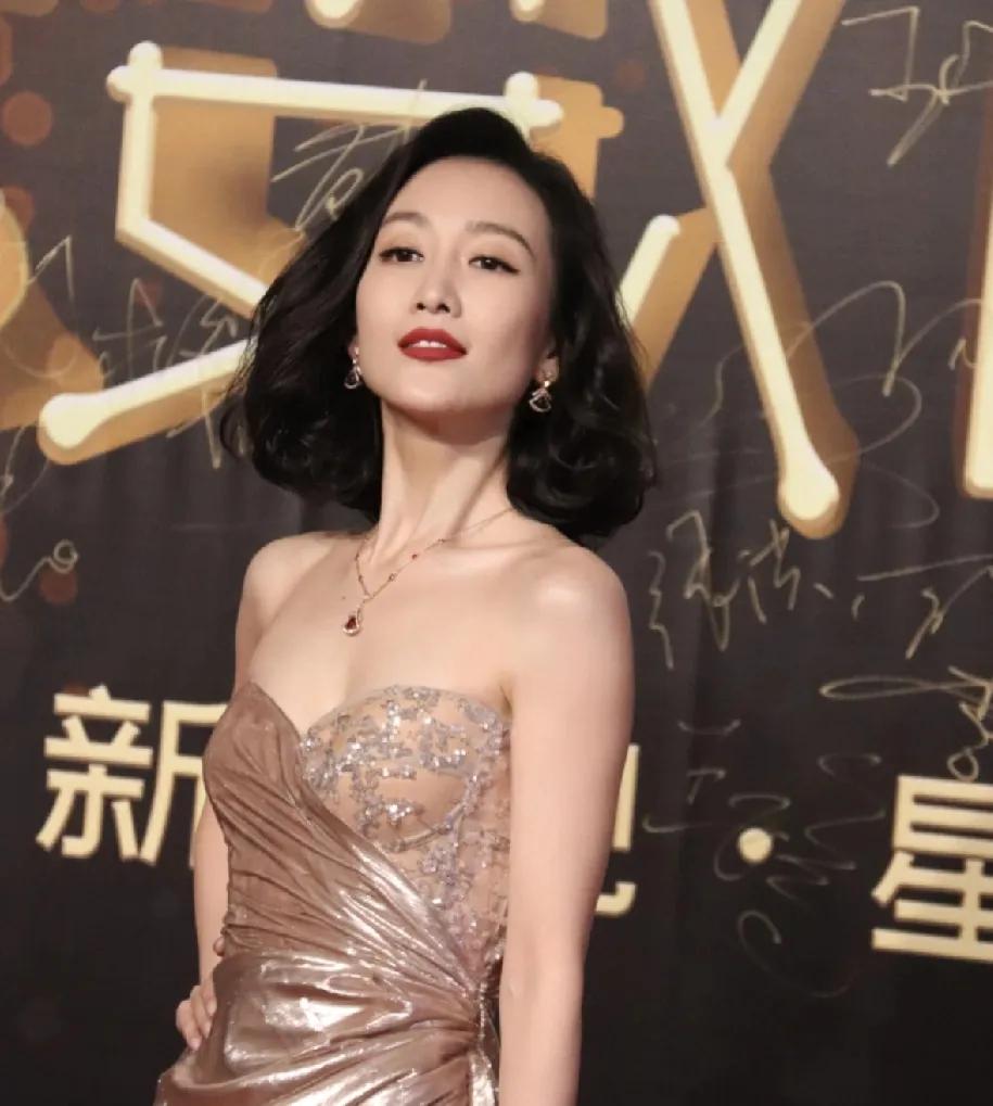 说白了，
王鸥有没有男人，
结不结婚，已经不重要了，因为她的事业和孩子就是她最大