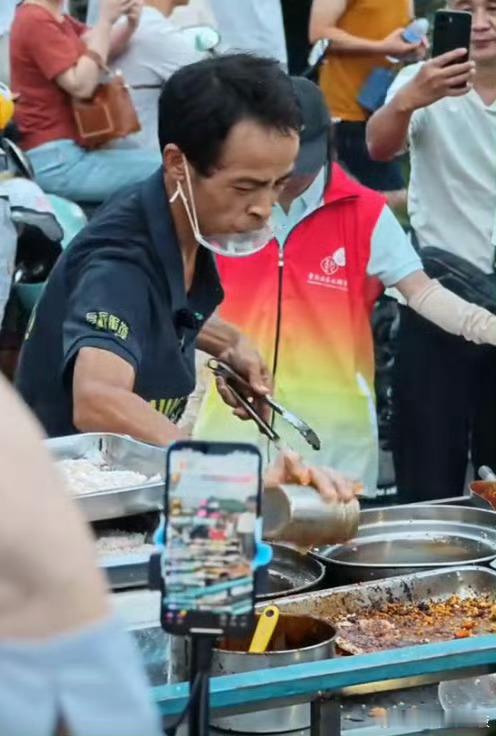 鸡排哥太累没说话被指没有情绪价值镜头前或许是光鲜的标签，镜头后藏着的才是真章——