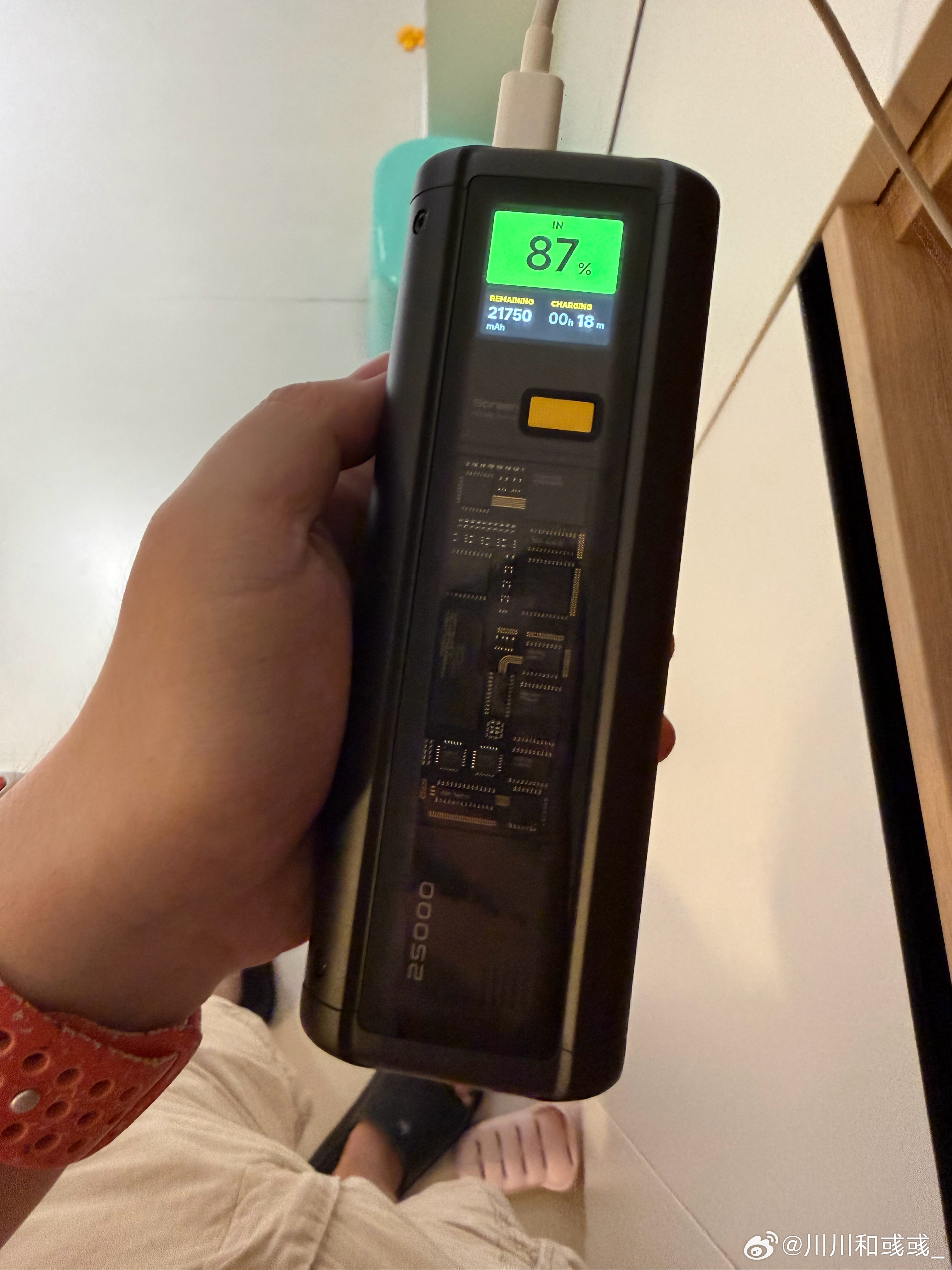明天要坐飞机，突然发现我好像没3C认证的充电宝，于是在小米之家搞了一个这个，好帅