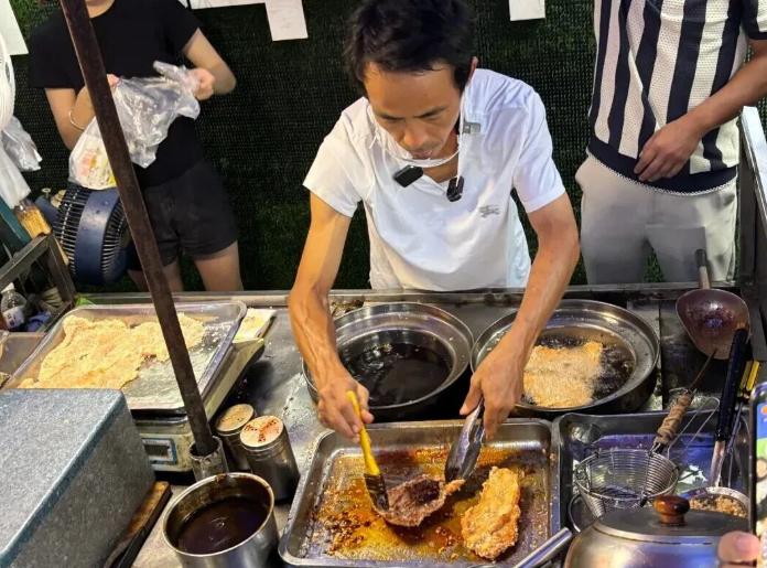 景德镇鸡排哥火到国外，现在却被骂 “变了”？没笑脸、管不了黄牛就叫人设崩？可谁瞧