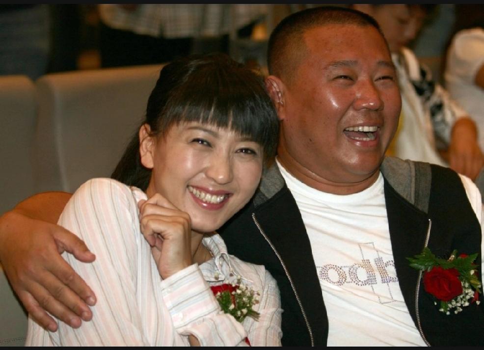 闫学晶这次“哭穷”风波真是闹大了。她在直播说儿子拍部戏挣几十万，家庭年开支要百八