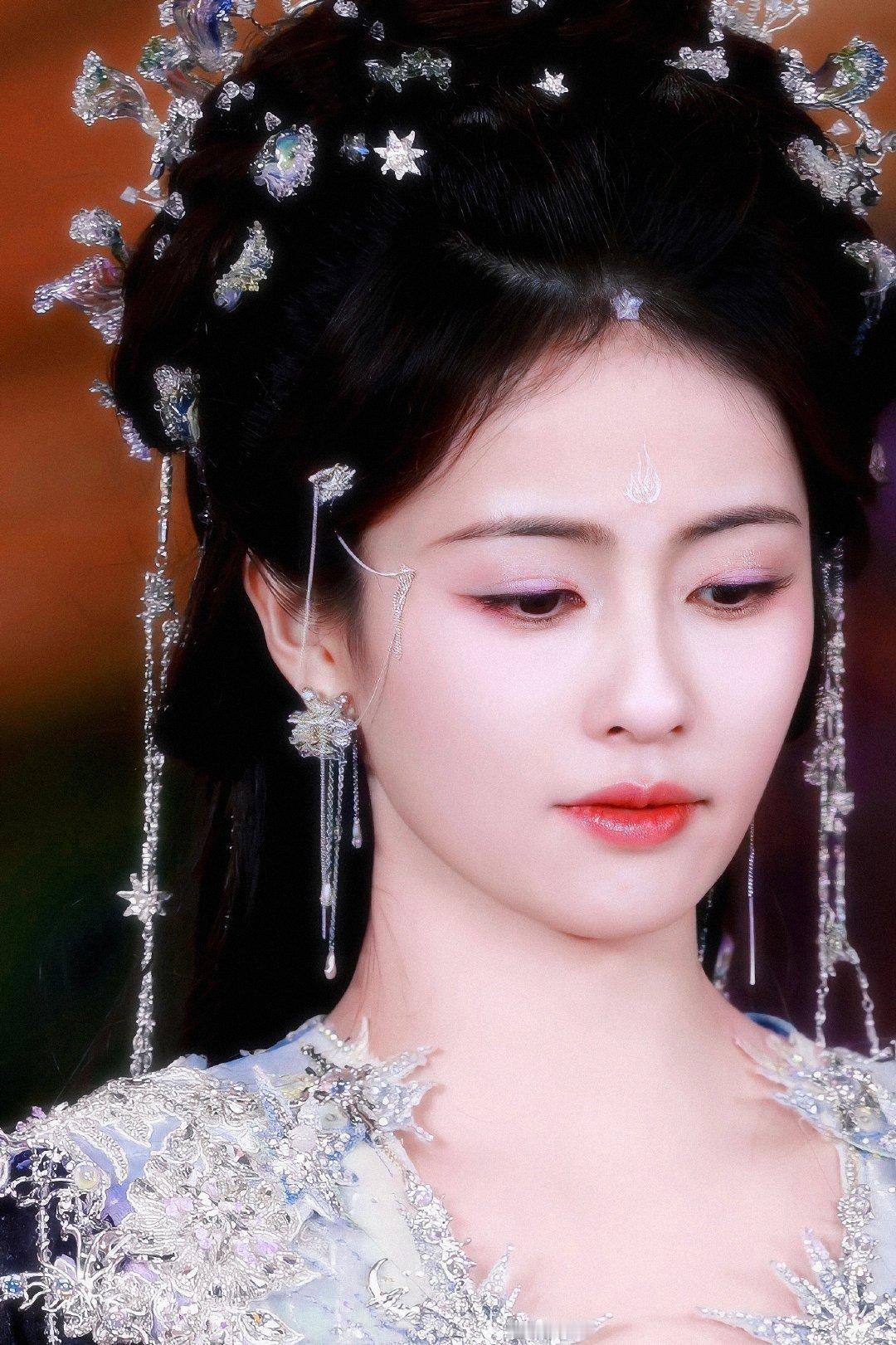 #白鹿敖瑞鹏片场互拍#奇迹烁烁的百变秀～白月梵星的妆造配享太庙、、等不及赏了[爱