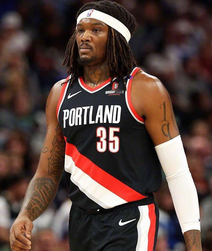 记者Evan Sidery称，开拓者队对交易罗威持开放态度。毕竟球队有克林根和杨