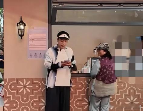 杜海涛带妈妈现身深圳，被粉丝喊时秒变梗王:我结账时叫我，不会是想让我请吃冰淇淋吧
