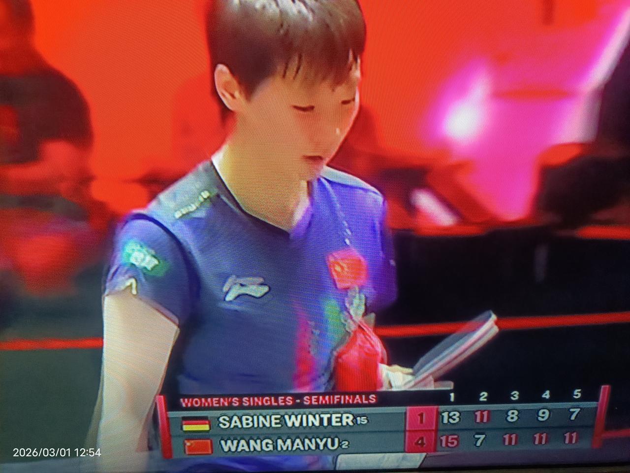 马琳教练关键时刻叫暂停支招，立马让王曼昱上场结束战斗，中国队提前包揽新加坡大满贯