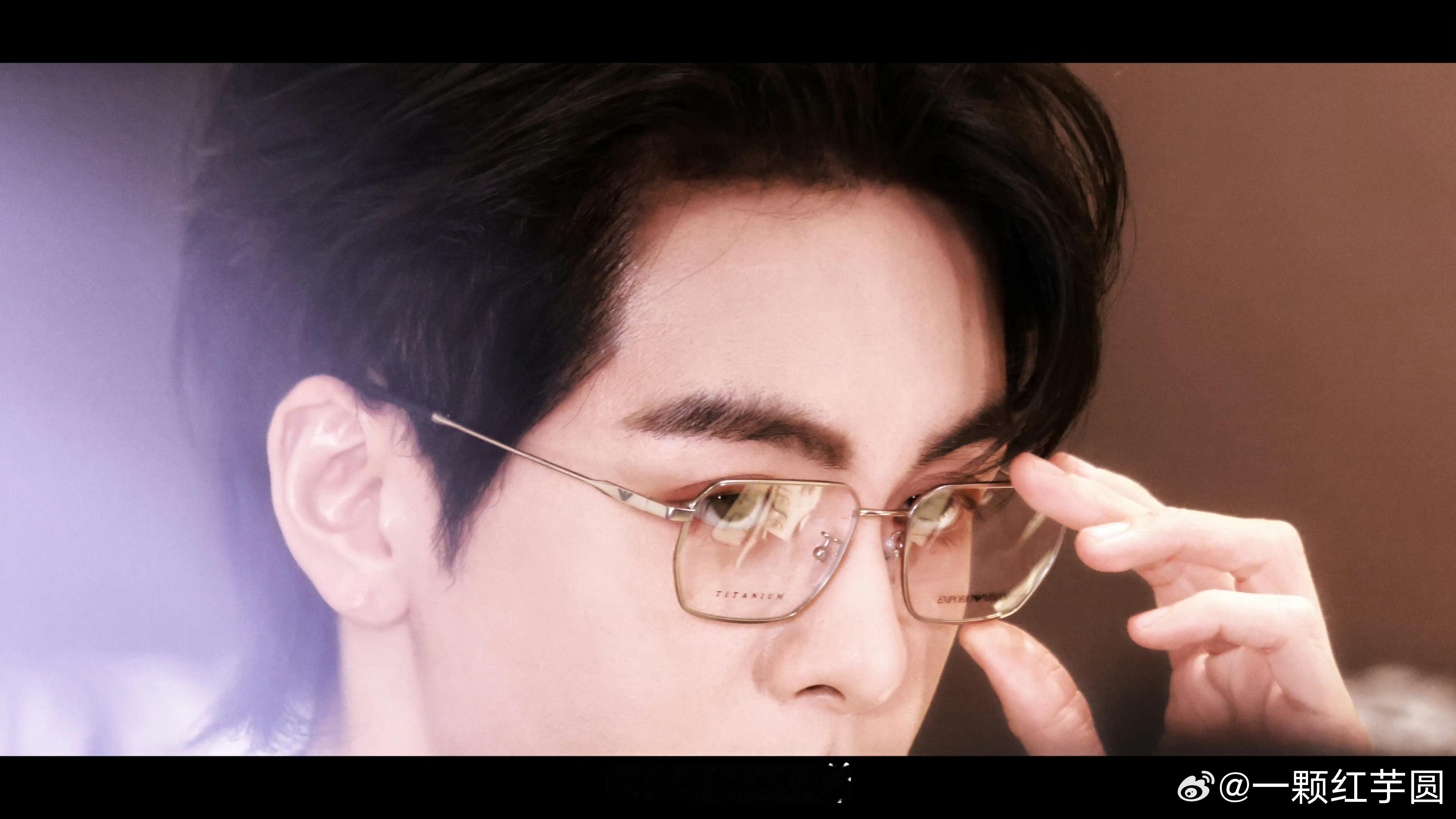 曾舜晞 西装+眼镜，腹黑精英范儿太帅了