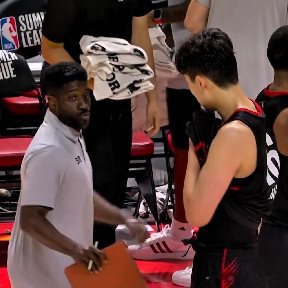 太暖心，杰特报恩式帮扶杨瀚森，nba也讲人情冷暖，杨瀚森受到前山东小外援杰特“开