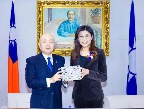 大陆网友把郑丽文当自己人，结果这份捐款直接让人寒了心。

最近日本熊本县地震后，