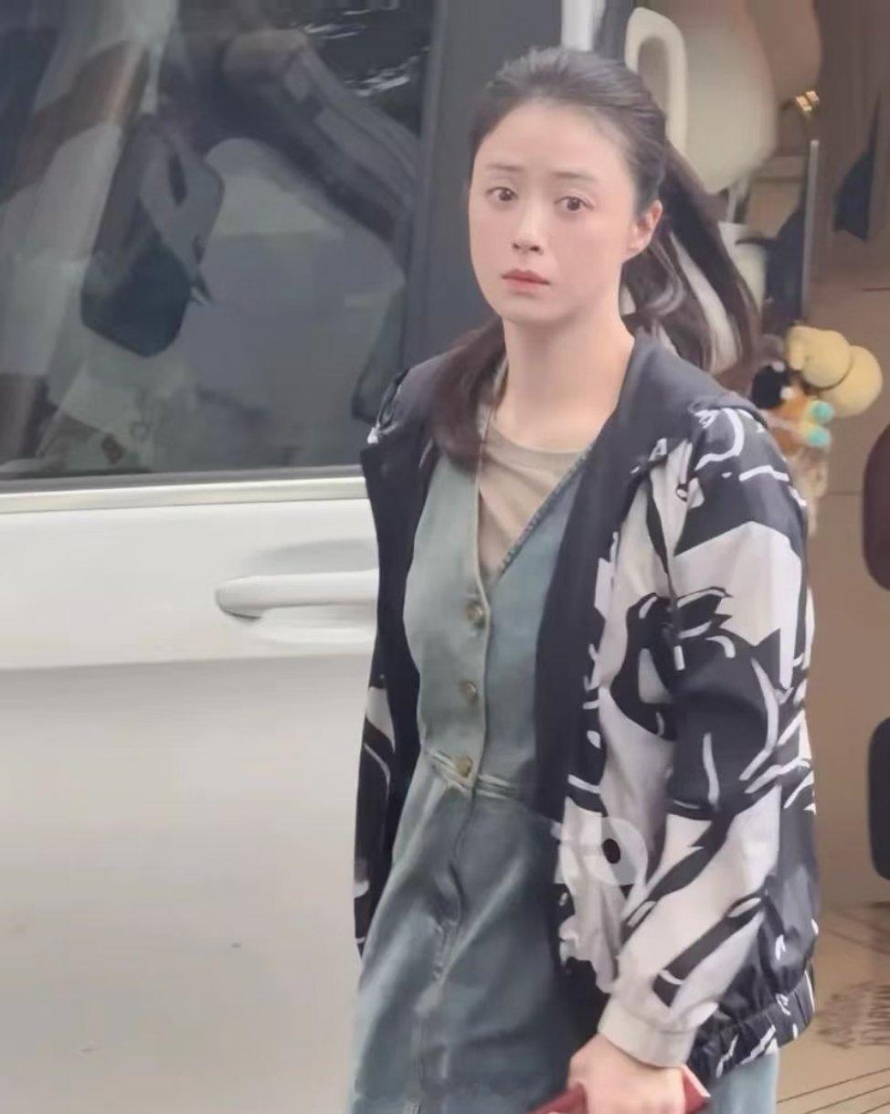 这居然是蒋欣素颜的状态蒋欣素颜出镜，暖光下皮肤细腻透亮，眉眼松弛温柔，被网友称为