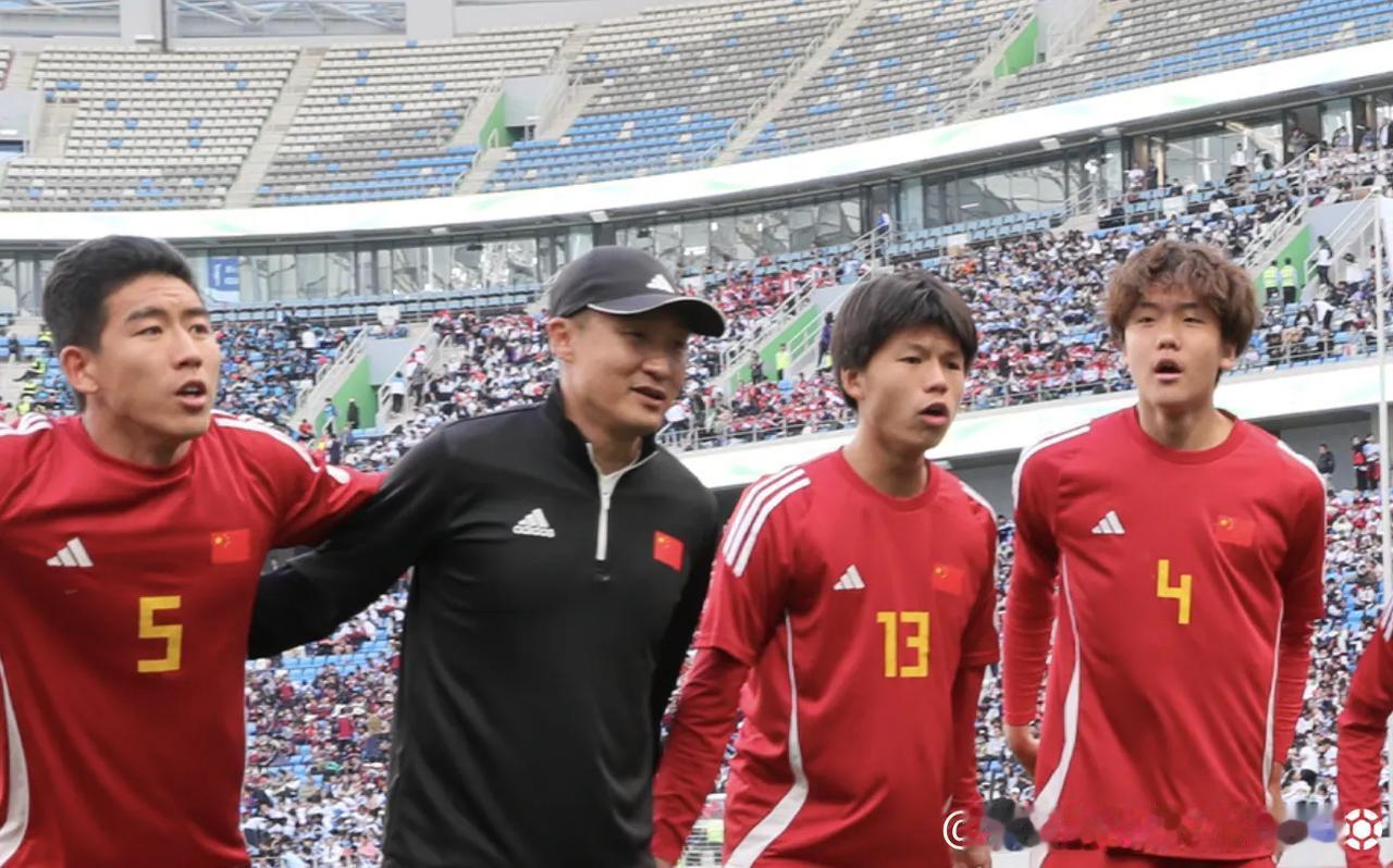 中国男足竟然真的勇夺世界杯冠军！在今天结束的国际中体联世界杯中，中国男足和中国女