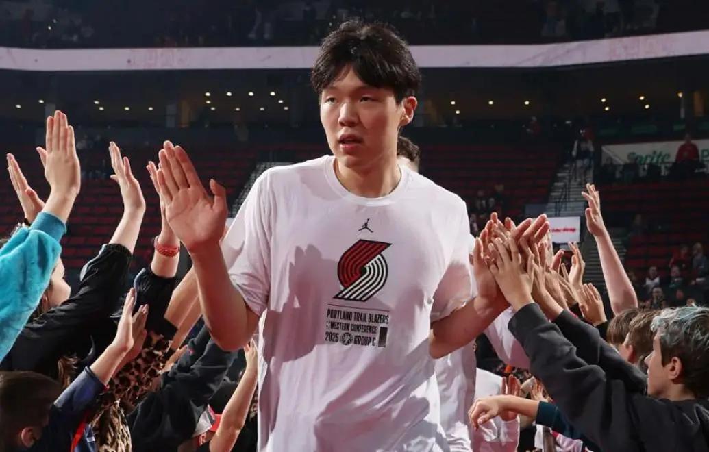 杨瀚森2026夏联打了一节半，同比去年的场上表现，曾饱受球迷诟病的体能储备和移动