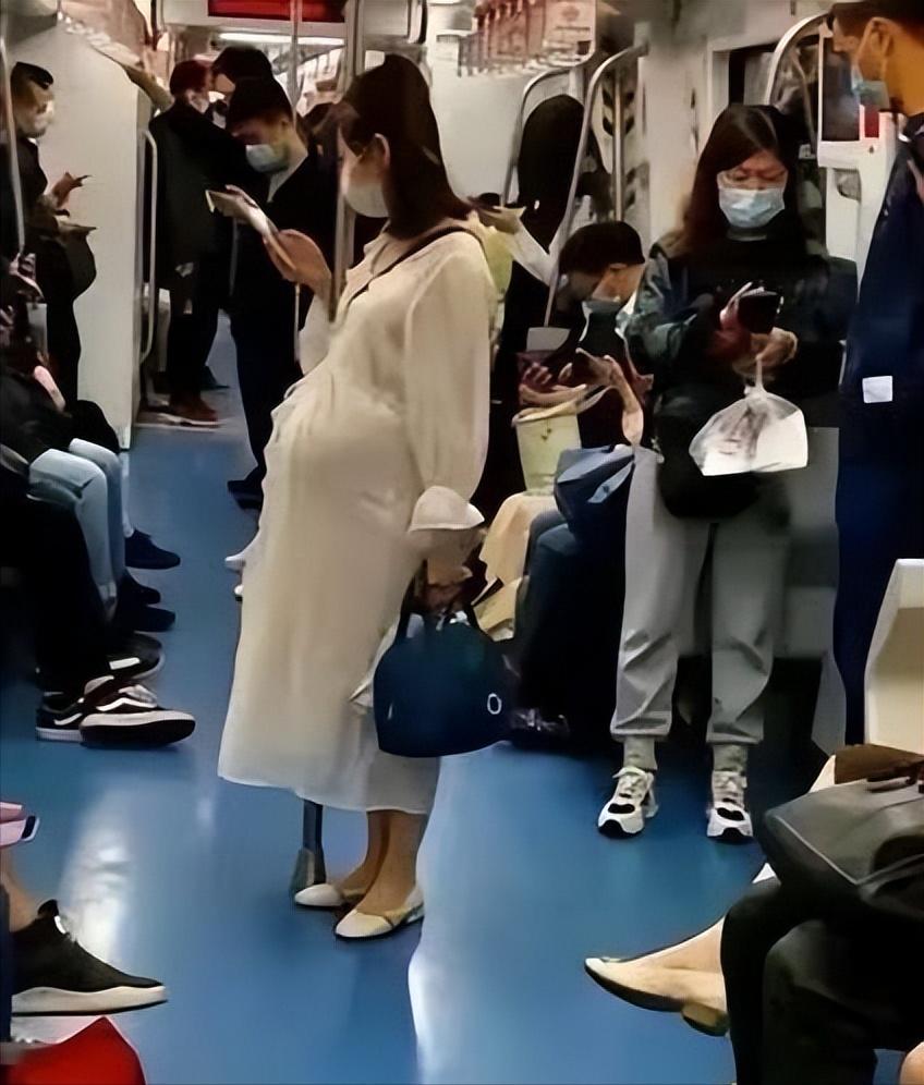 昨天上海9号线地铁上，一个孕妇站着五站无人让座，她突然蹲下众人以为要生了，谁知一