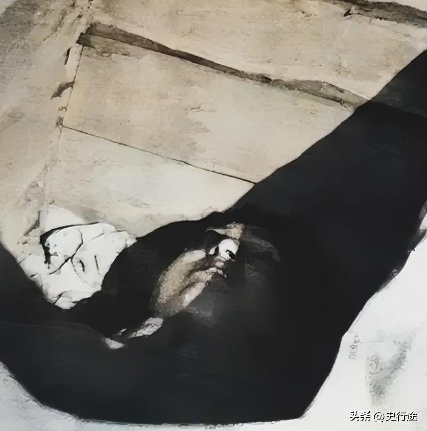 1947年，孟良崮战役后，被击毙的张灵甫的遗容，鉴于他在抗战中的贡献，以及对对手