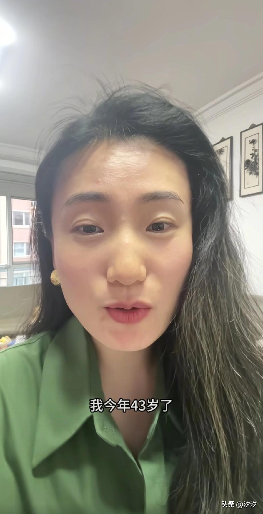 女子今年四十三岁了，
至今未婚未育，
目前也不上班工作了，
她说起自己为什么单身