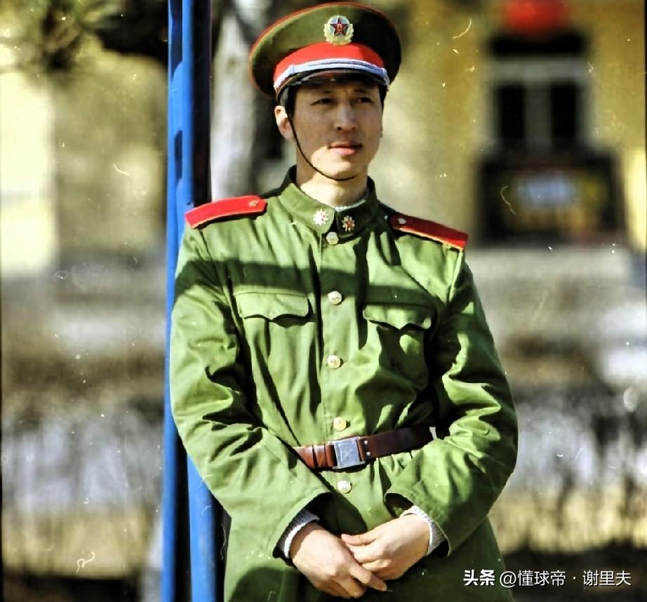 郭士强这张老照片，我敢说95％球迷都没见过，2001年辽宁男篮军训，队伍里和郭士