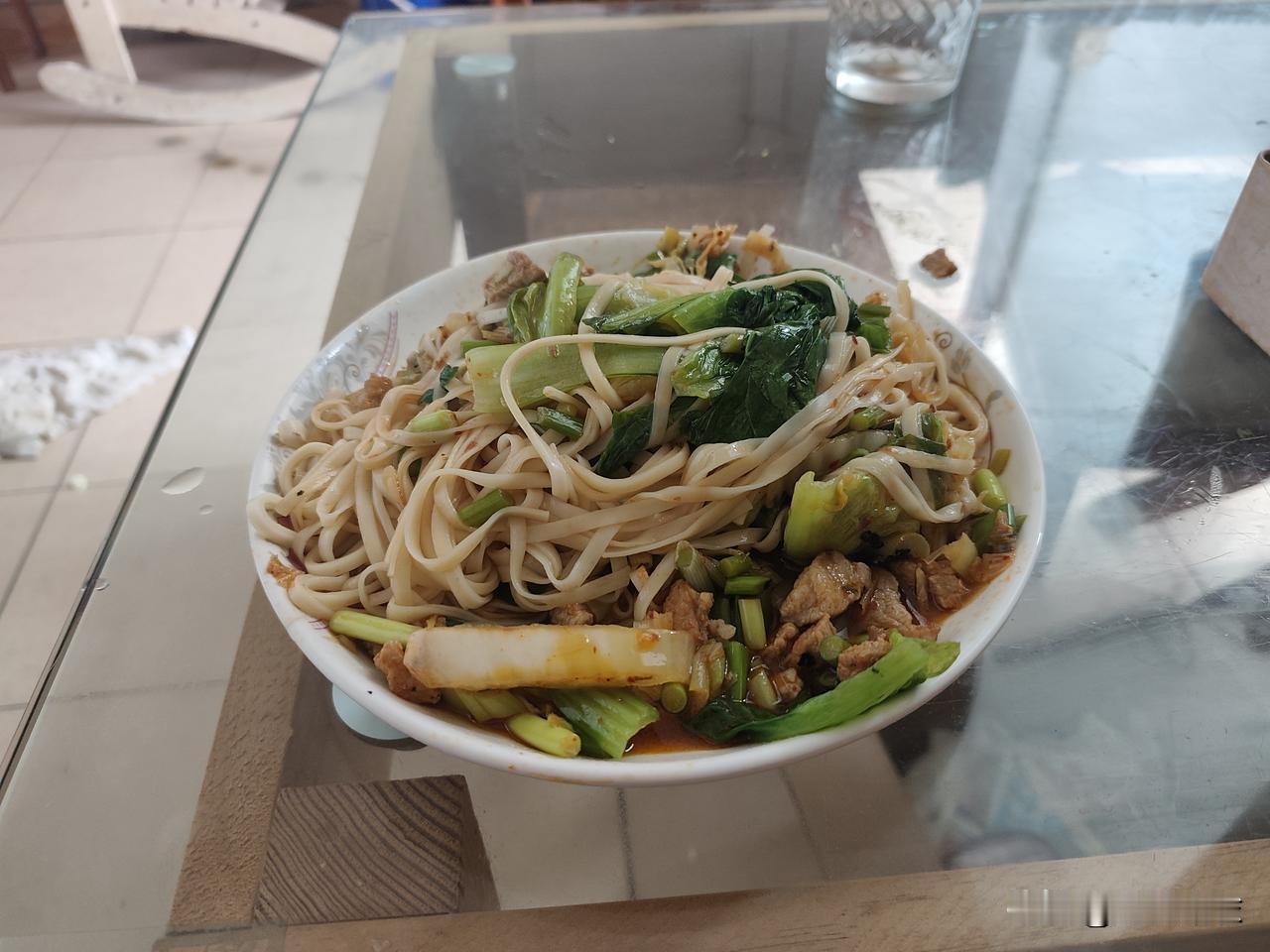 记录我的20265月21日午餐，老婆给我端了一大碟面条，青菜肉丝面，我说吃不了这