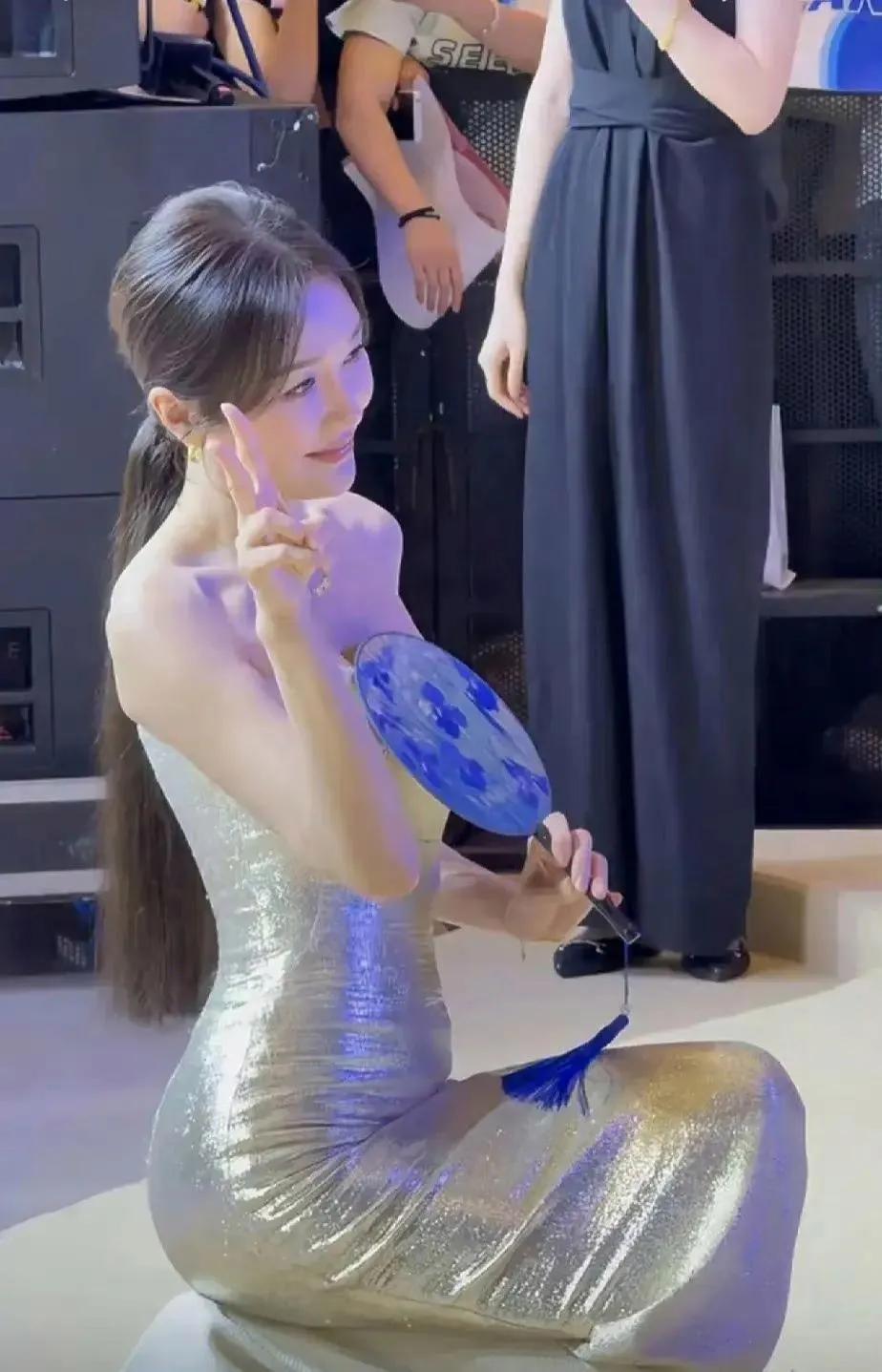 秦岚这么瘦居然也有小肚子，其实，女明星也是人，有小肚子很正常，这才是真实的样子，