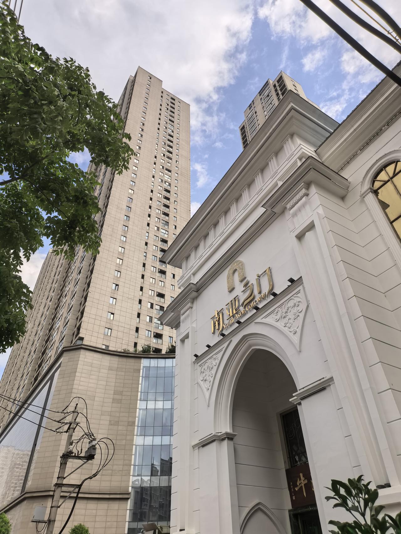 尚义公馆，昆明当时规划第一高楼南亚之门的配套住宅。
整个项目规划三百多米高的塔楼